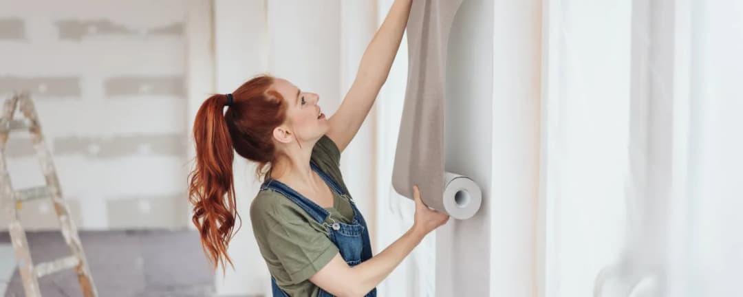 Jak położyć tapetę bez błędów - proste kroki do sukcesu