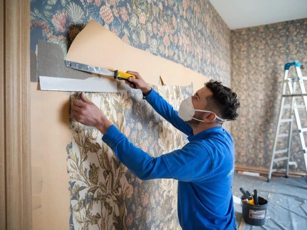 Jak usunąć tapetę flizelinową bez uszkodzenia ścian: proste kroki