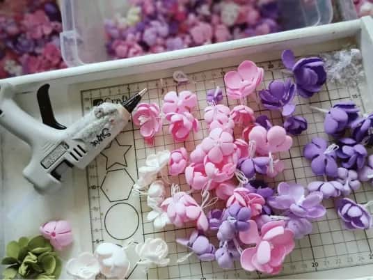 Jak zrobić kwiaty z pianki dekoracyjnej – proste kroki i porady