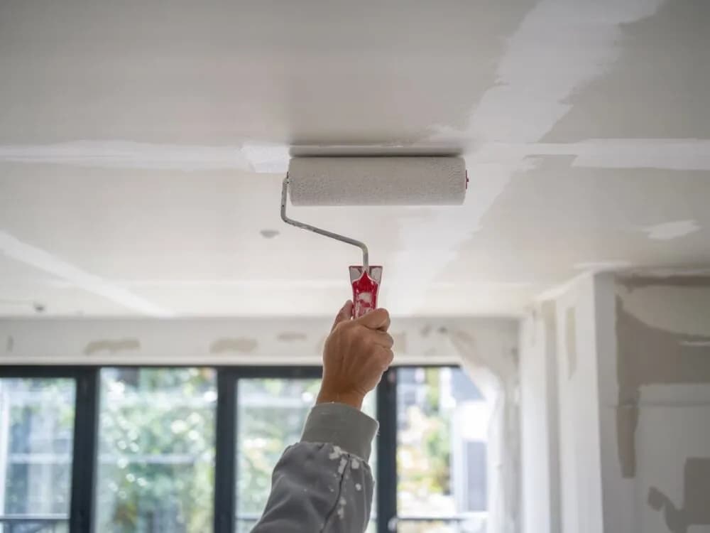 Jak dobrze malować wałkiem, aby uniknąć smug i uzyskać idealne ściany