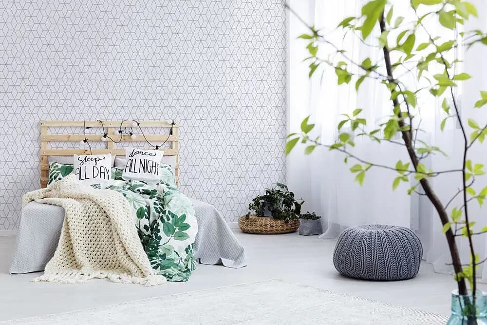 Jak położyć tapetę fizelinową bez błędów – krok po kroku do sukcesu