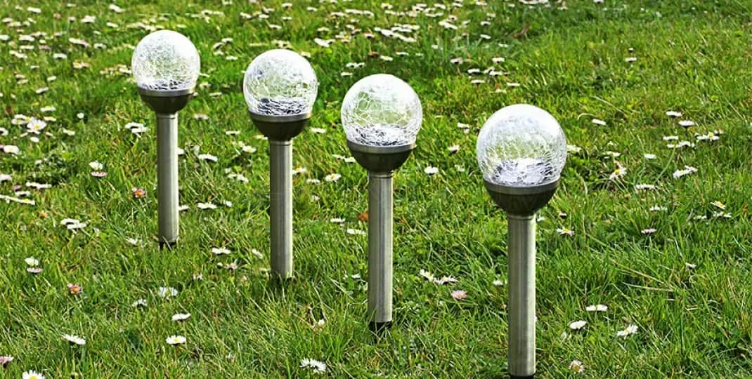 Jak oświetlić ogród bez prądu? Sprawdzone sposoby na tanie oświetlenie