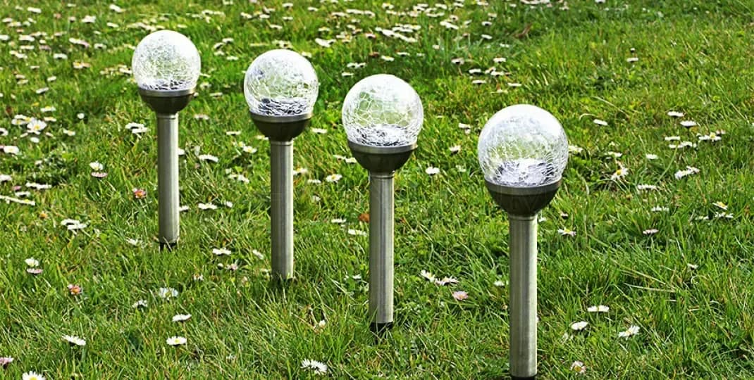 Jak oświetlić ogród bez prądu? Sprawdzone sposoby na tanie oświetlenie