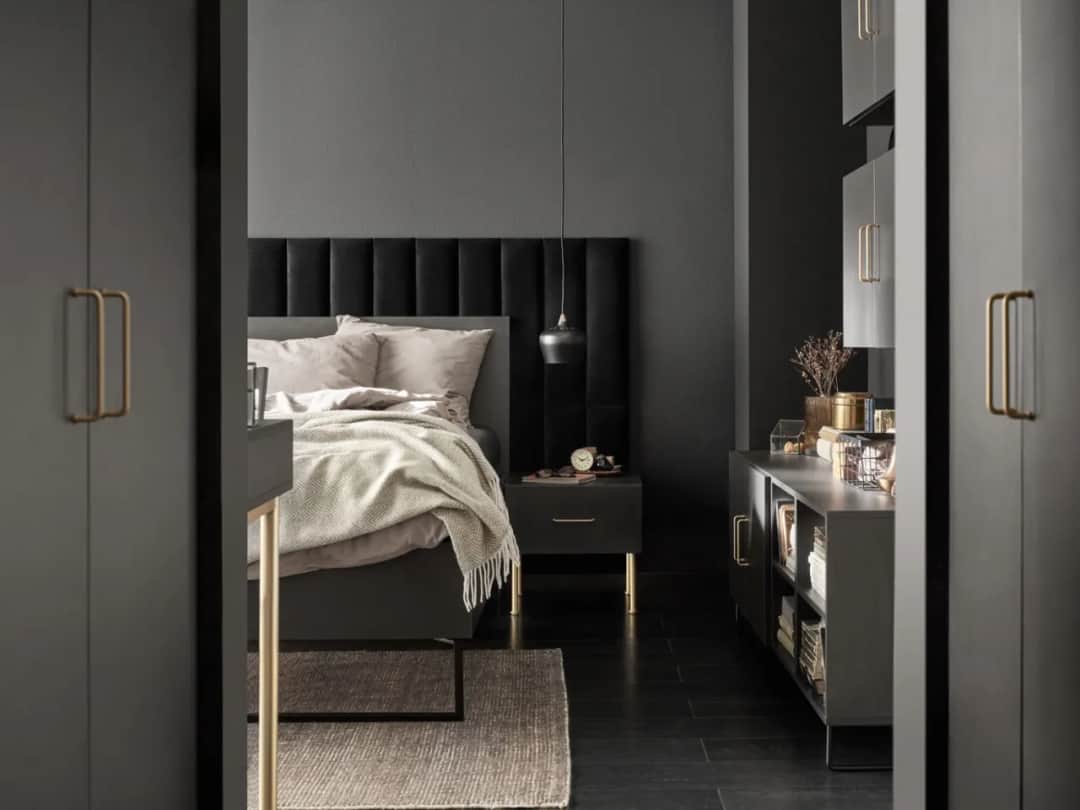 Jaki kolor ścian do sypialni z ciemnymi meblami? Oto najlepsze opcje