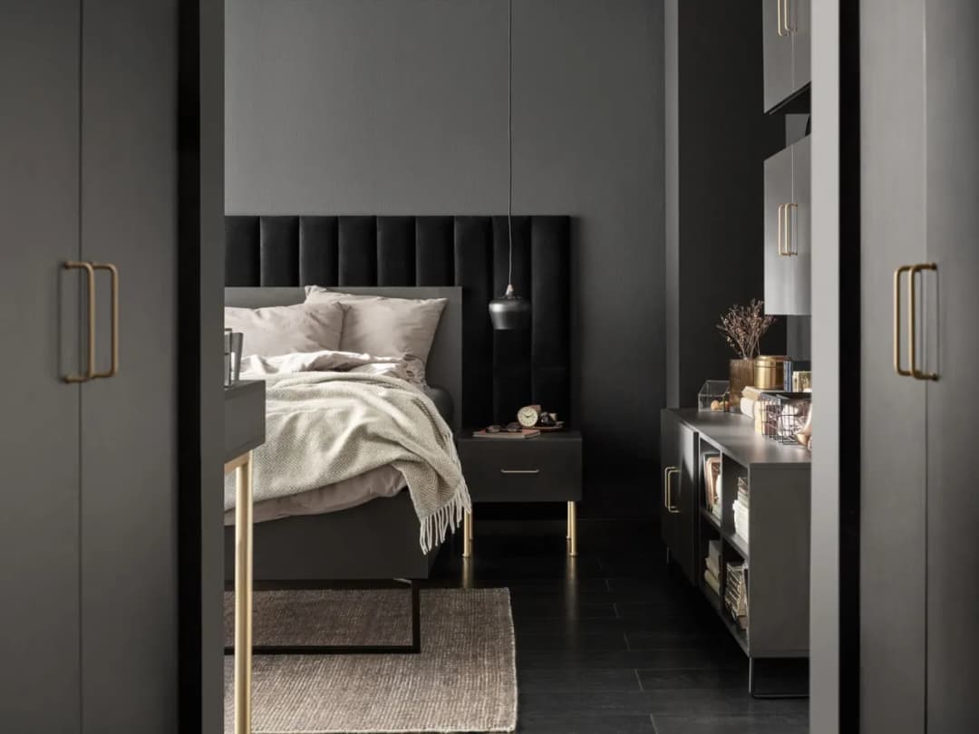 Jaki kolor ścian do sypialni z ciemnymi meblami? Oto najlepsze opcje