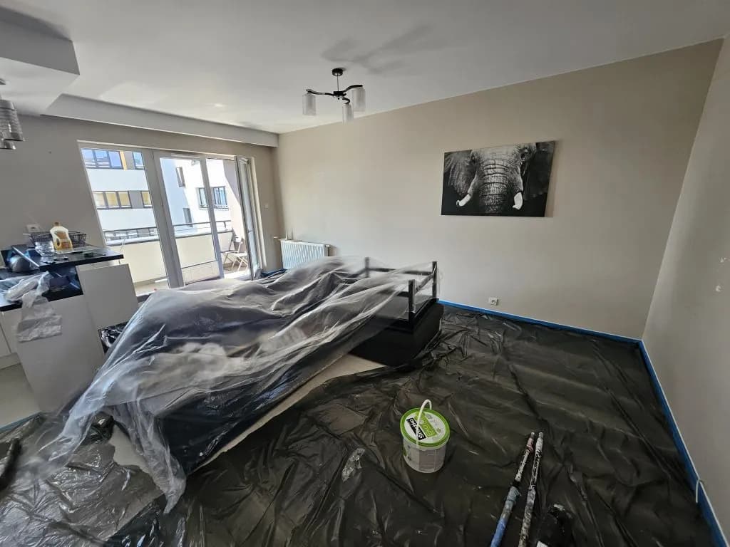 Malowanie ścian z odcięciem czy bez: które rozwiązanie jest lepsze?