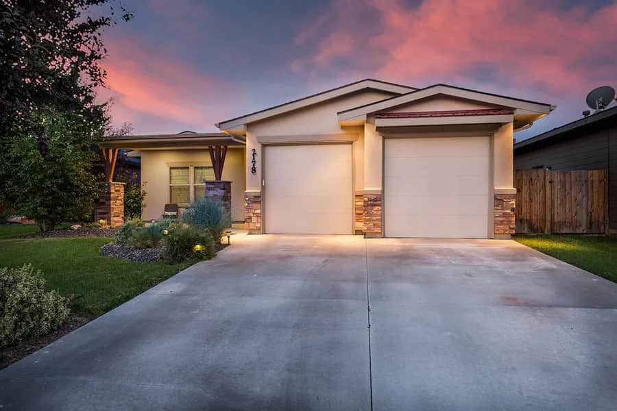 Jaką lampę do oświetlenia podwórka wybrać, by uniknąć błędów?